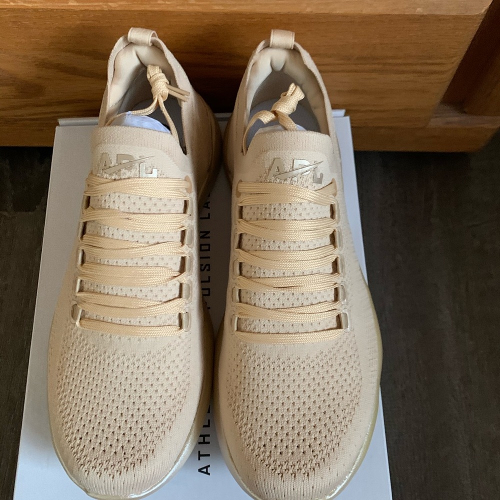 Nwb APL techloom breeze sneakers